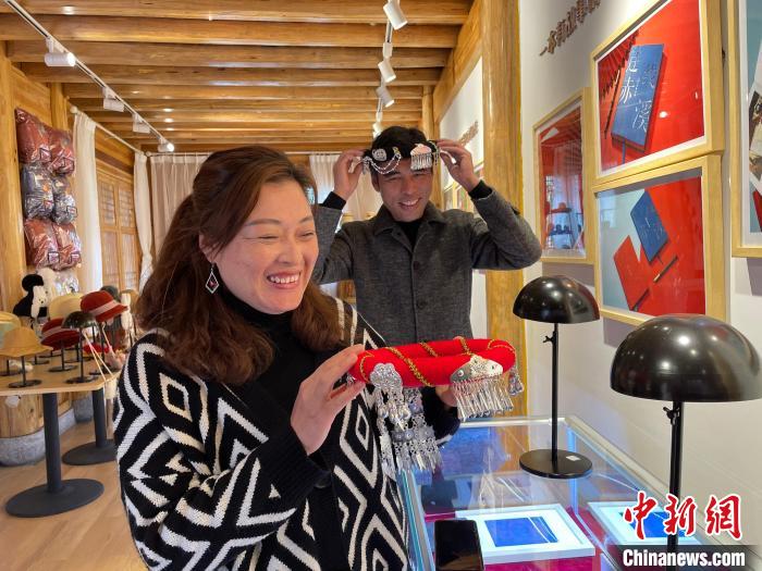 資料圖：鐘麗眉展示文創(chuàng)產(chǎn)品?！×执阂?攝