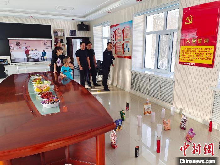 圖為恩和哈達(dá)邊境派出所民警和家屬玩套圈?！《骱凸_(dá)邊境派出所供圖