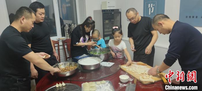 圖為恩和哈達(dá)邊境派出所民警和家屬一起包餃子。　恩和哈達(dá)邊境派出所供圖
